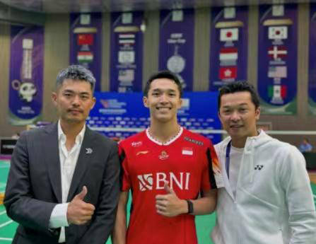 法国羽毛球队碾压英格兰羽毛球队，陶菲克完成帽子戏法